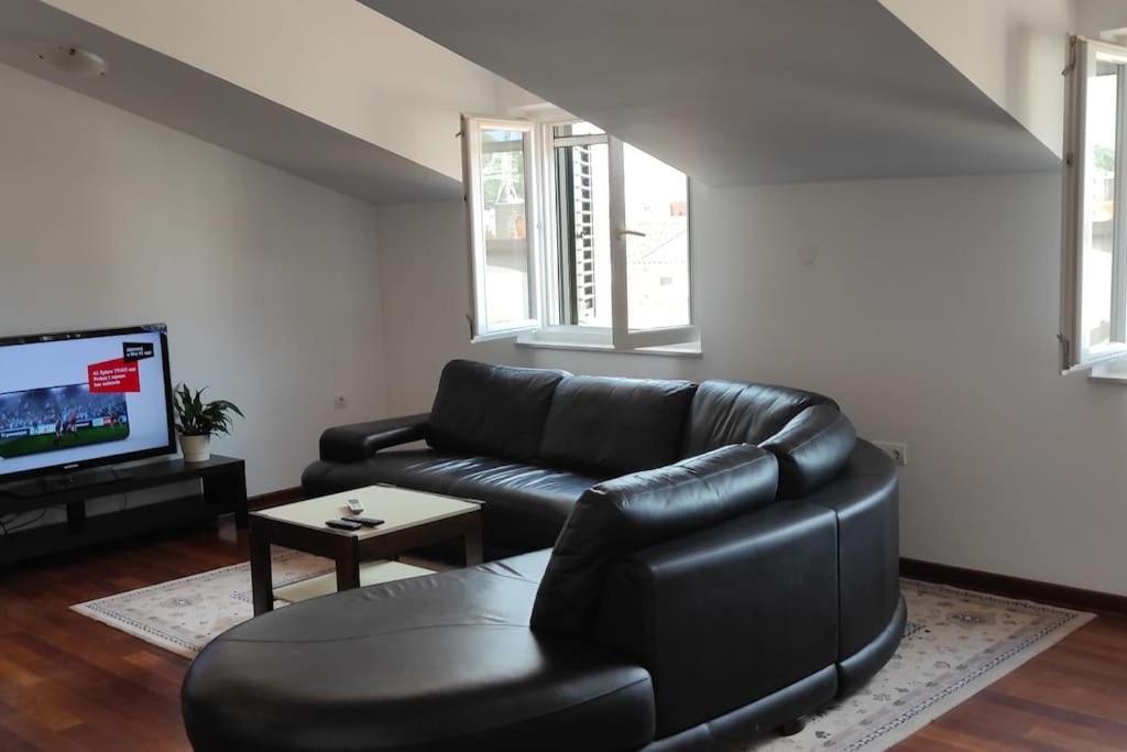 Luxury City Centre Apartment With Stunning View أوميس المظهر الخارجي الصورة