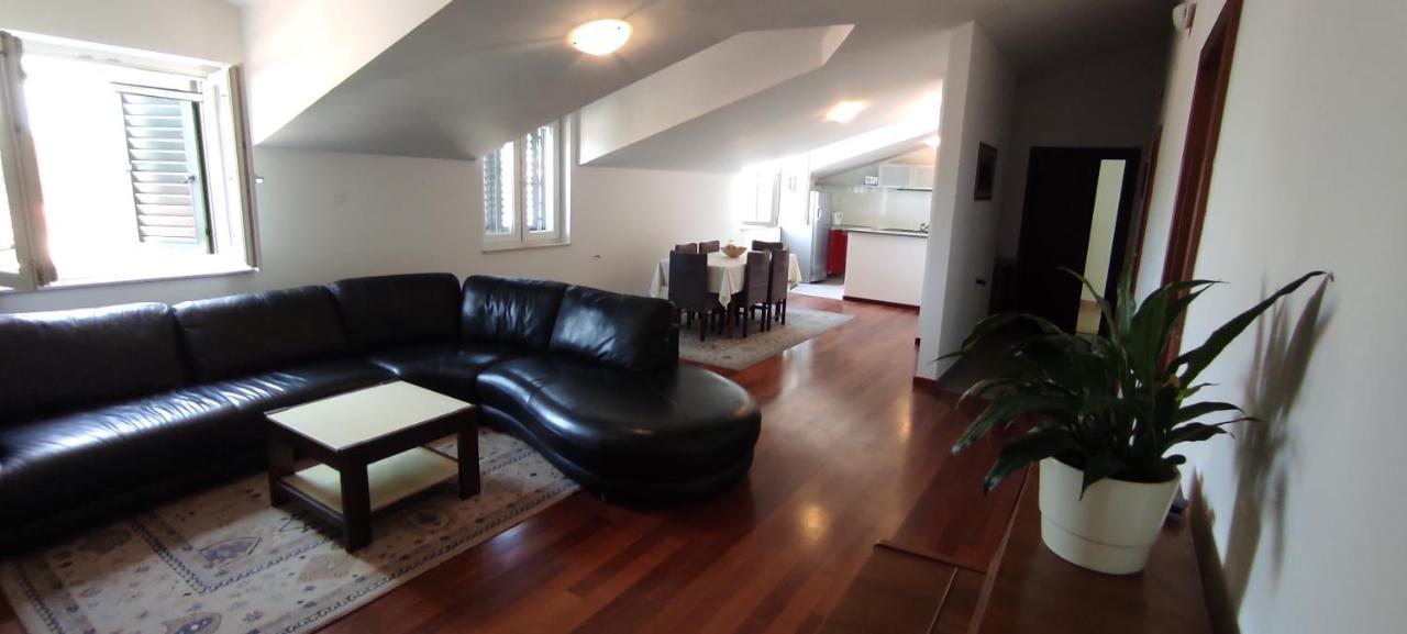 Luxury City Centre Apartment With Stunning View أوميس المظهر الخارجي الصورة