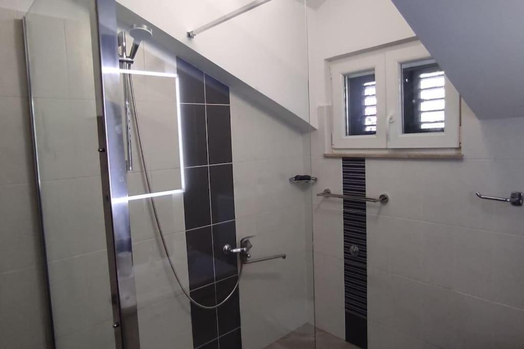 Luxury City Centre Apartment With Stunning View أوميس المظهر الخارجي الصورة