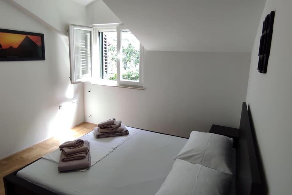 Luxury City Centre Apartment With Stunning View أوميس المظهر الخارجي الصورة