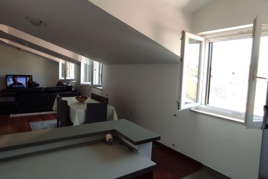 Luxury City Centre Apartment With Stunning View أوميس المظهر الخارجي الصورة