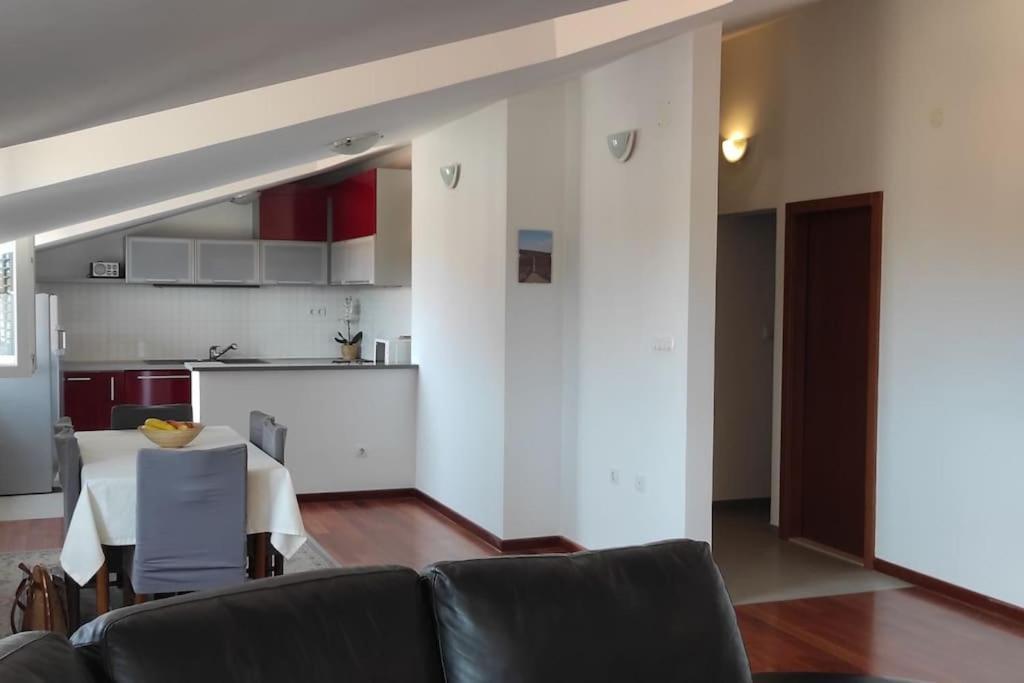 Luxury City Centre Apartment With Stunning View أوميس المظهر الخارجي الصورة
