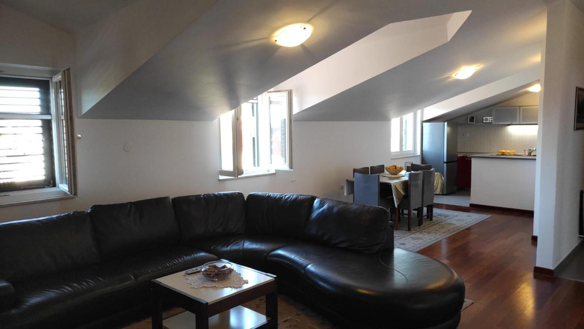 Luxury City Centre Apartment With Stunning View أوميس المظهر الخارجي الصورة